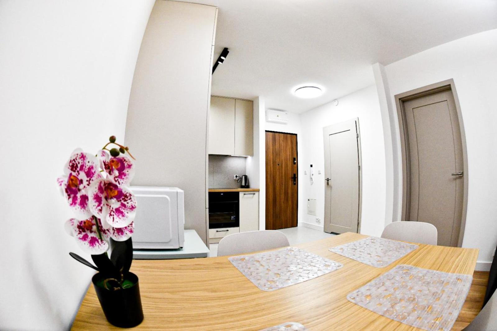 Elegant Two-Room Apartment, Sleeps 4, Near Turon Arena, With Balcony Cracovia Esterno foto